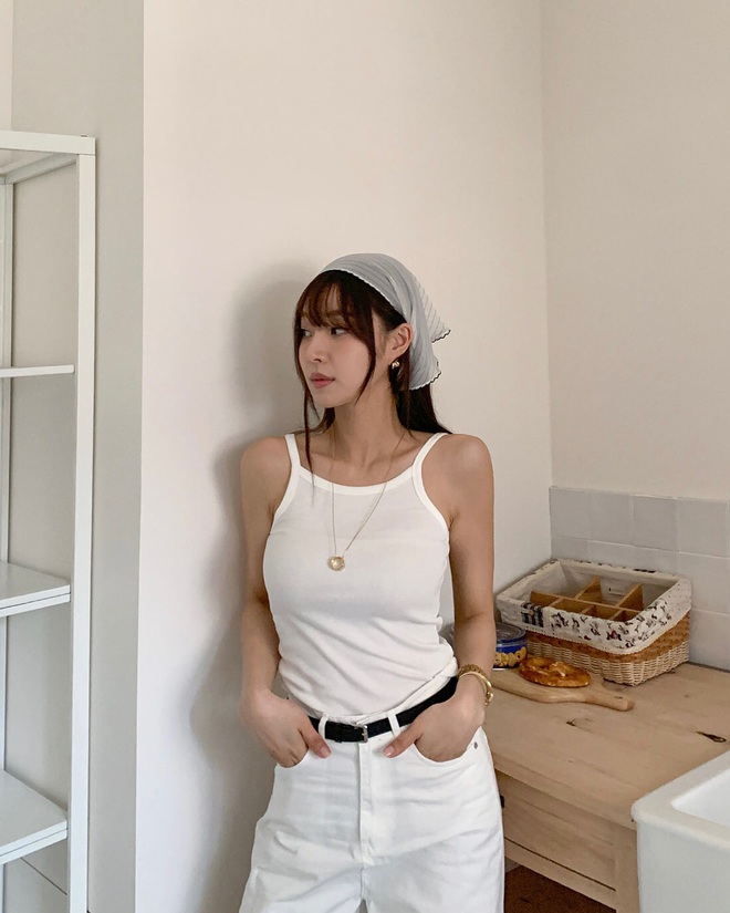 Đừng chỉ mặc áo tối màu vừa già vừa nóng, 4 mẫu áo sáng màu siêu mát này sẽ giúp chị em "hack" tuổi xuất sắc- Ảnh 8.
