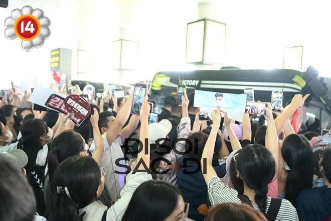 "Chị đại" CL (2NE1) "thở cũng ngầu" đổ bộ Nội Bài, idol người Việt Hanbin (TEMPEST) đi giữa biển fan gây choáng!- Ảnh 12.
