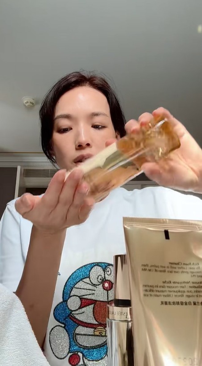 "Nữ thần không tuổi" Thư Kỳ, từ "vịt con xấu xí" nay vẫn khiến netizen ngỡ ngàng vì nhan sắc thật ở tuổi 49- Ảnh 1.