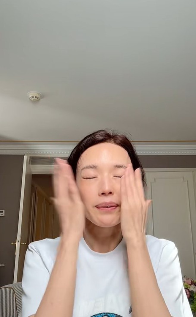 "Nữ thần không tuổi" Thư Kỳ, từ "vịt con xấu xí" nay vẫn khiến netizen ngỡ ngàng vì nhan sắc thật ở tuổi 49- Ảnh 3.