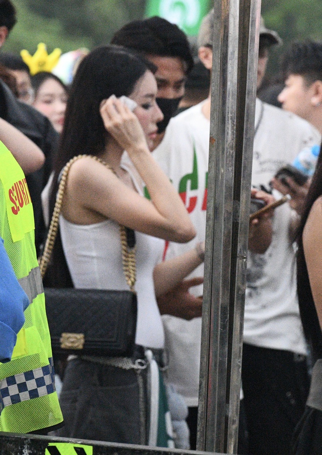 Văn Thanh hộ tống bạn gái gia thế “trâm anh thế phiệt” đi xem G-Dragon, không nhận ra nàng WAG siêu sexy qua cam thường- Ảnh 4.