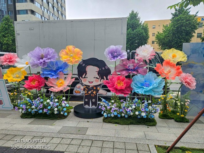 Suga (BTS) xuất ngũ hôm nay: "Không kèn không trống", không 1 bức ảnh hậu bị truy tố!- Ảnh 2. Suga (BTS) xuất ngũ hôm nay: "Không kèn không trống", không 1 bức ảnh hậu bị truy tố!- Ảnh 2.