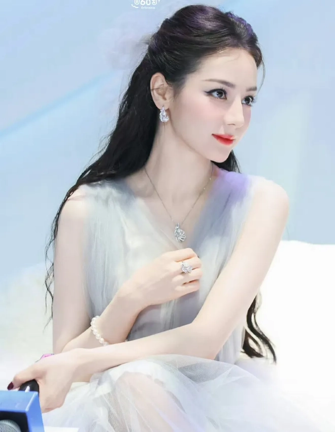 Nhan sắc Địch Lệ Nhiệt Ba gây trầm trồ- Ảnh 7.