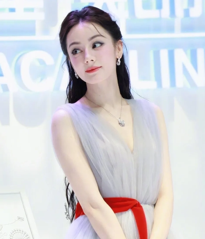 Nhan sắc Địch Lệ Nhiệt Ba gây trầm trồ- Ảnh 8.