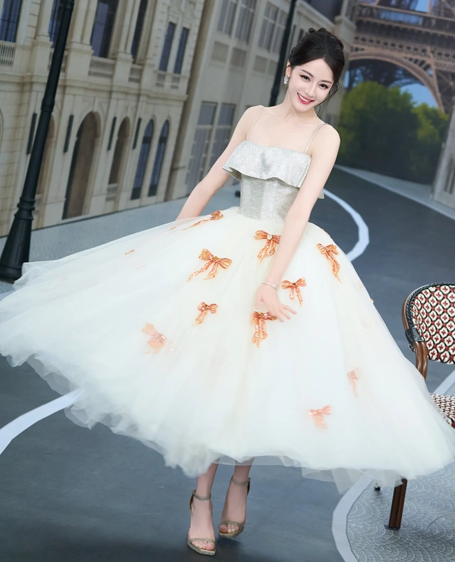 Nhan sắc Địch Lệ Nhiệt Ba gây trầm trồ- Ảnh 15.