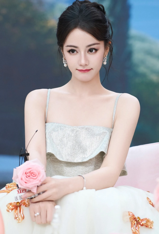 Nhan sắc Địch Lệ Nhiệt Ba gây trầm trồ- Ảnh 13.