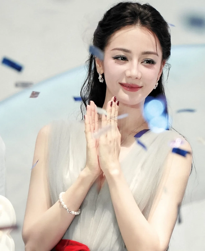 Nhan sắc Địch Lệ Nhiệt Ba gây trầm trồ- Ảnh 2.