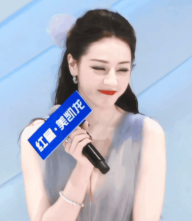 Nhan sắc Địch Lệ Nhiệt Ba gây trầm trồ- Ảnh 1.