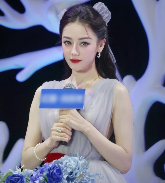 Nhan sắc Địch Lệ Nhiệt Ba gây trầm trồ- Ảnh 10.