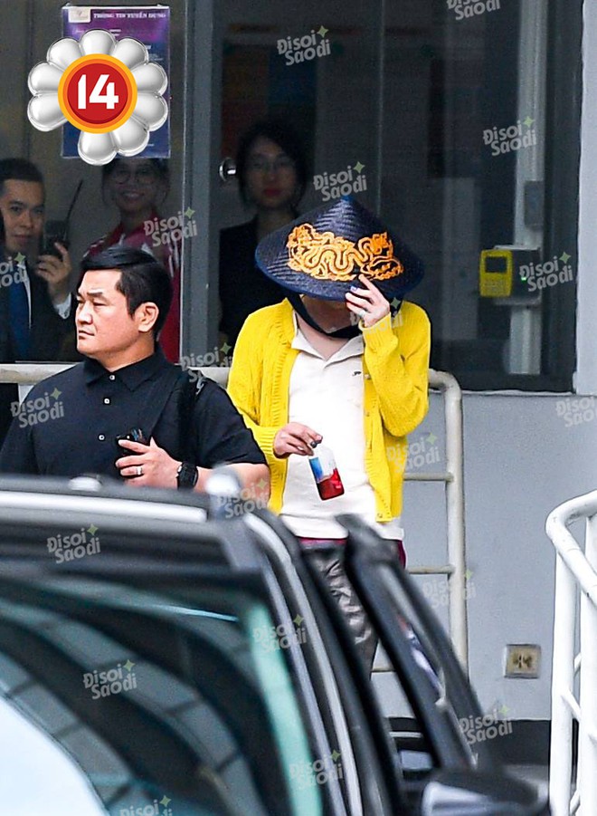 “Anh Long” G-Dragon nhất quyết mặc lại áo vàng chào tạm biệt fan Việt, lộ dấu hiệu mệt mỏi sau đêm dầm mưa tại Mỹ Đình!- Ảnh 14.