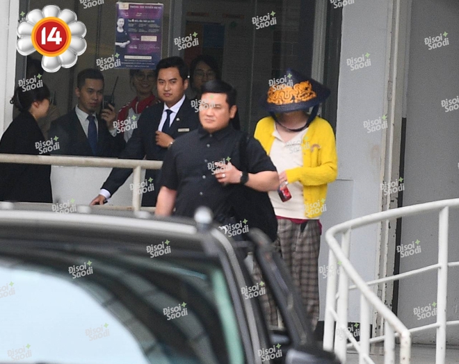 “Anh Long” G-Dragon nhất quyết mặc lại áo vàng chào tạm biệt fan Việt, lộ dấu hiệu mệt mỏi sau đêm dầm mưa tại Mỹ Đình!- Ảnh 13.
