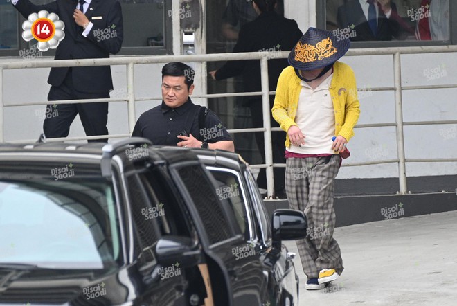 “Anh Long” G-Dragon nhất quyết mặc lại áo vàng chào tạm biệt fan Việt, lộ dấu hiệu mệt mỏi sau đêm dầm mưa tại Mỹ Đình!- Ảnh 16.