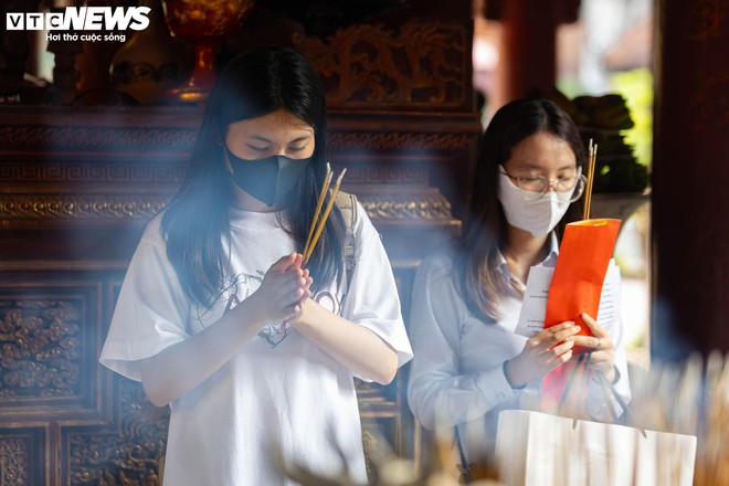Sĩ tử mang bút, giấy báo thi đến Văn Miếu "xin vía đỗ đại học"- Ảnh 6.