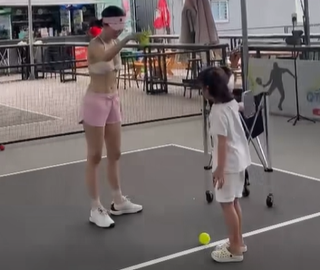Ngọc Trinh bị chỉ trích vì hở bạo chơi pickleball- Ảnh 2. Ngọc Trinh bị chỉ trích vì hở bạo chơi pickleball- Ảnh 2.