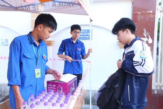 Hành động "đặc biệt" của sĩ tử trước giờ thi- Ảnh 3.