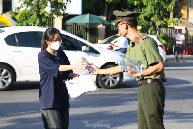 Hành động "đặc biệt" của sĩ tử trước giờ thi- Ảnh 4.