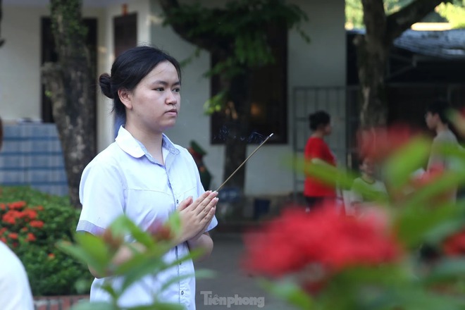 Hành động "đặc biệt" của sĩ tử trước giờ thi- Ảnh 6.