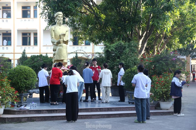 Hành động "đặc biệt" của sĩ tử trước giờ thi- Ảnh 7.