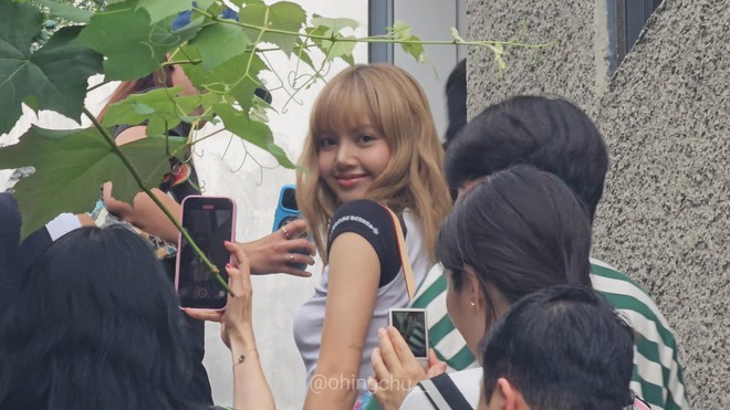 Lisa mở đại hội thanh lý quần áo lần đầu tiên: Nhiều đồ hiệu giá rẻ như cho, fan "rớt nước mắt" vì hời- Ảnh 4.