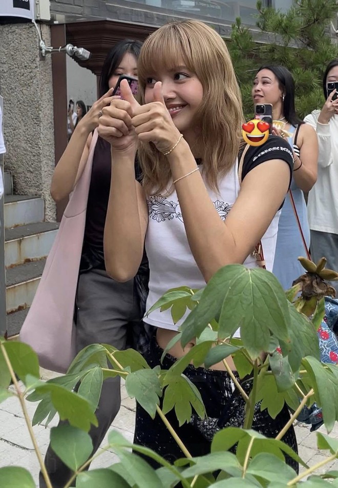 Lisa mở đại hội thanh lý quần áo lần đầu tiên: Nhiều đồ hiệu giá rẻ như cho, fan "rớt nước mắt" vì hời- Ảnh 3.