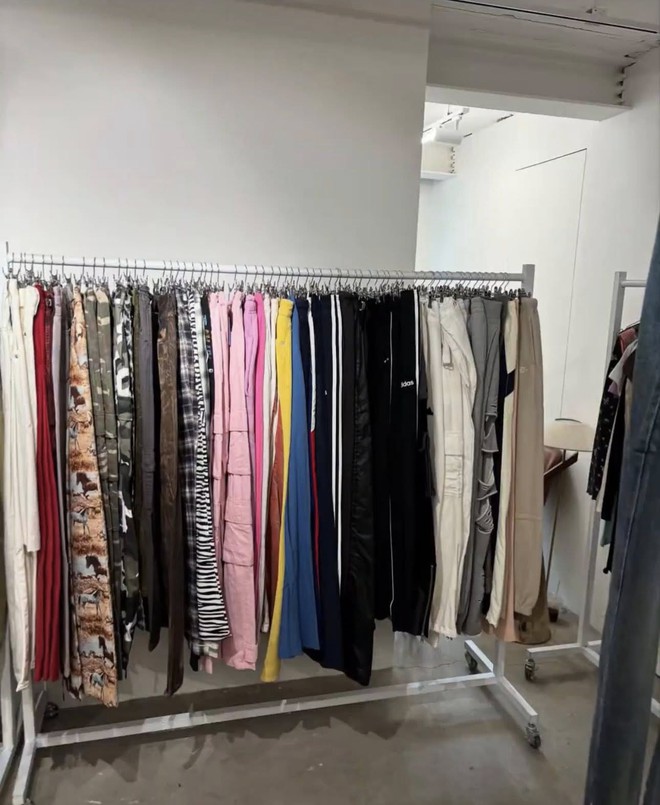 Lisa mở đại hội thanh lý quần áo lần đầu tiên: Nhiều đồ hiệu giá rẻ như cho, fan "rớt nước mắt" vì hời- Ảnh 13.