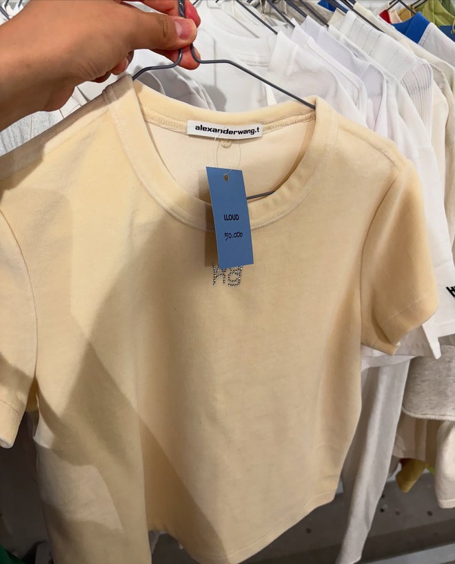 Lisa mở đại hội thanh lý quần áo lần đầu tiên: Nhiều đồ hiệu giá rẻ như cho, fan "rớt nước mắt" vì hời- Ảnh 9.