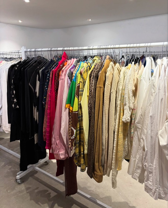 Lisa mở đại hội thanh lý quần áo lần đầu tiên: Nhiều đồ hiệu giá rẻ như cho, fan "rớt nước mắt" vì hời- Ảnh 15.