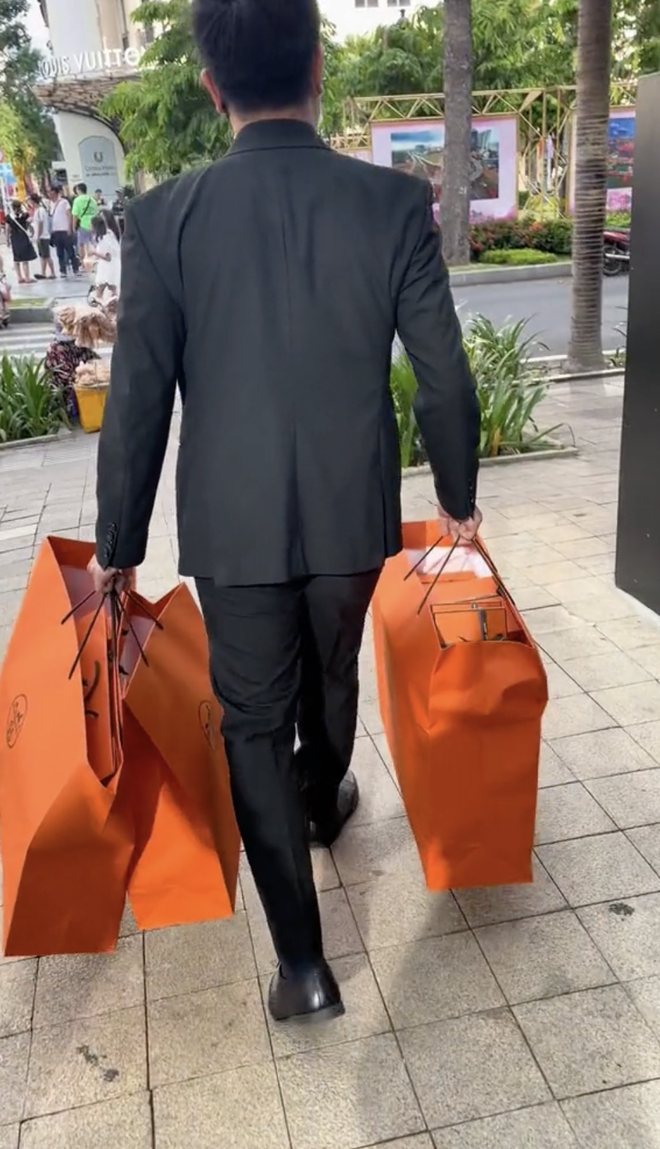 Trước khi được chồng tặng cùng lúc 2 chiếc Birkin tiền tỷ, Midu đã có sẵn bộ sưu tập Hermès khủng- Ảnh 5.