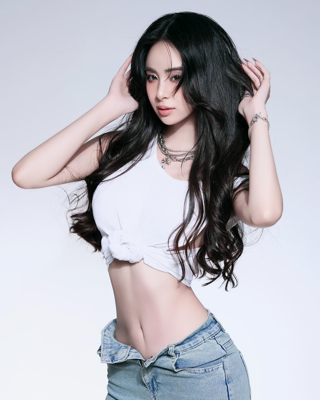 Mỹ nhân 2k2 bước vào hào môn đang gây sốt: Body siêu thực với đôi "kiếm Nhật" thon dài- Ảnh 12.