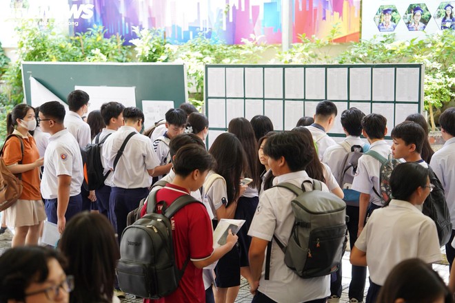 Hơn 76.000 thí sinh TP.HCM làm thủ tục thi vào lớp 10 năm 2025- Ảnh 3.