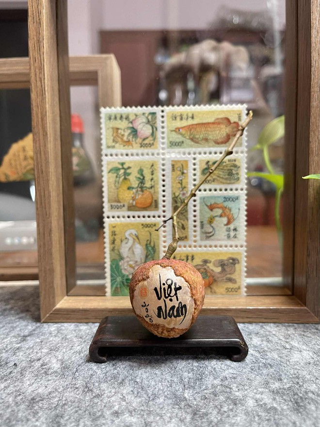 Viết thư pháp trên quả vải thiều, chàng trai gen Z Hà Nội gây sốt mạng- Ảnh 2.