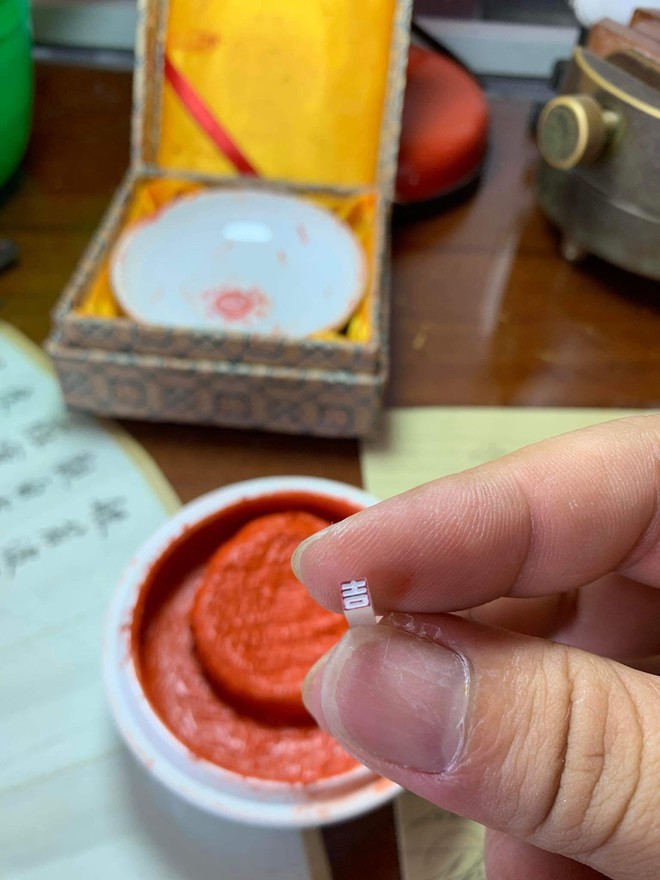 Viết thư pháp trên quả vải thiều, chàng trai gen Z Hà Nội gây sốt mạng- Ảnh 6.