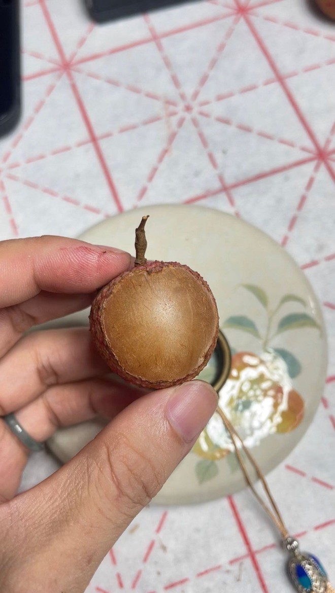 Viết thư pháp trên quả vải thiều, chàng trai gen Z Hà Nội gây sốt mạng- Ảnh 5.