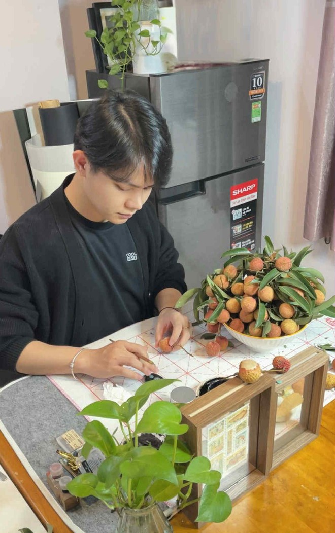 Viết thư pháp trên quả vải thiều, chàng trai gen Z Hà Nội gây sốt mạng- Ảnh 4.