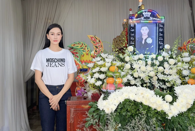Nghệ sĩ đưa tiễn người mẫu Nam Phong về nơi an nghỉ- Ảnh 1. Nghệ sĩ đưa tiễn người mẫu Nam Phong về nơi an nghỉ- Ảnh 1.
