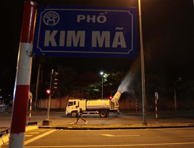 Cận cảnh "pháo xa sương mù" hoạt động trên các tuyến phố Hà Nội- Ảnh 3.