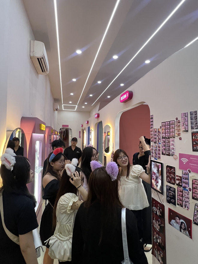 CLIP Đông nghịt học sinh cấp 2, cấp 3 kéo đến tiệm photobooth sau giờ học: “Người không chụp, không hiểu được đâu”- Ảnh 2.