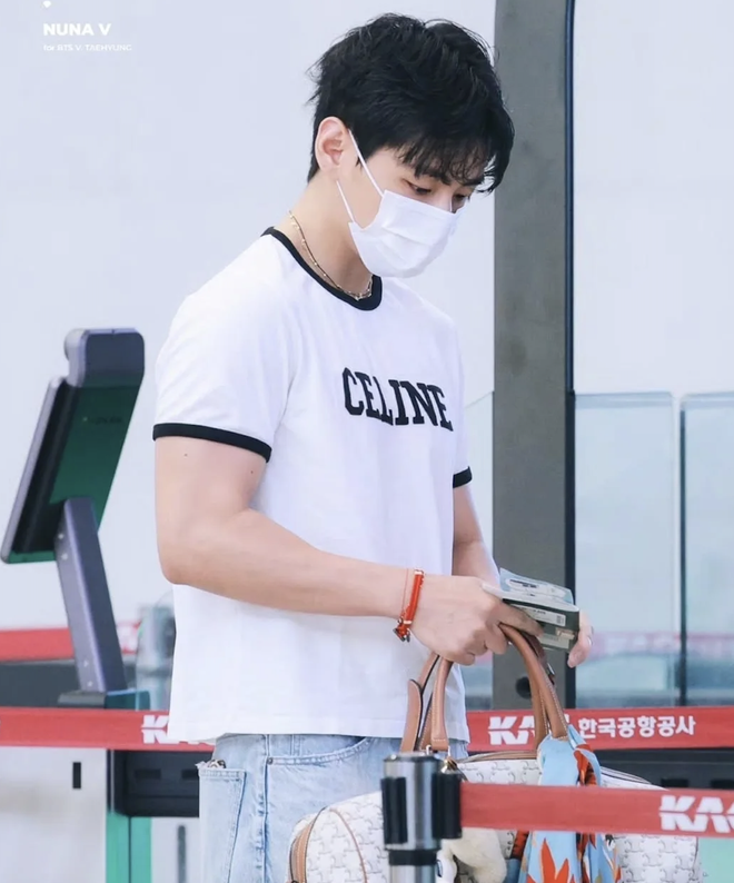 V (BTS), Suzy lên đường cho chuyến đi đặc biệt: Màn khoe cơ bắp của nam thần BTS gây lo ngại- Ảnh 7.
