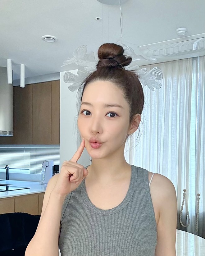 "Nữ hoàng dao kéo" không bị đánh bại bởi thời gian, visual tuổi 40 vẫn cứ nhất nhì Kbiz- Ảnh 1.