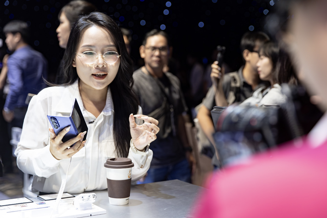 Tóc Tiên, Minh Hằng cùng loạt influencer Việt khuấy đảo sự kiện, hào hứng trải nghiệm smartphone gập mở Galaxy Z Fold7, Galaxy Z Flip7- Ảnh 19.