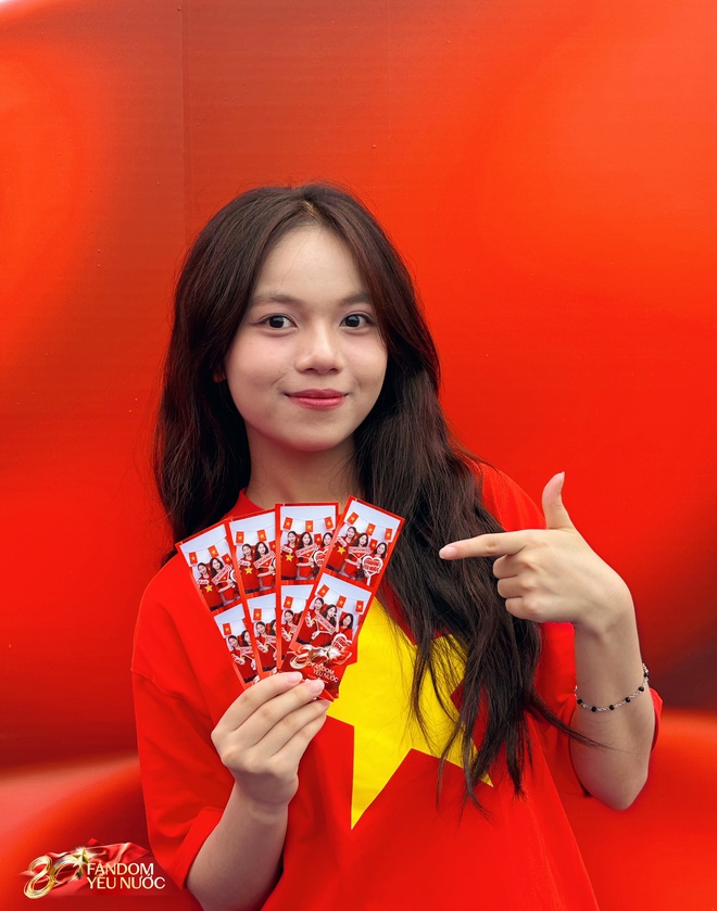 Ùn ùn kéo đến Booth Fandom Yêu Nước tại SVĐ Mỹ Đình, săn bằng được combo khăn - túi - áo hot nhất lúc này- Ảnh 7.