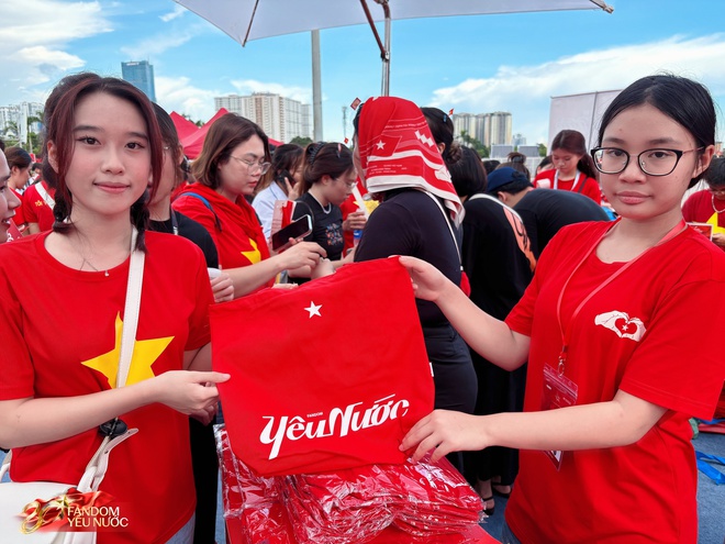 Ùn ùn kéo đến Booth Fandom Yêu Nước tại SVĐ Mỹ Đình, săn bằng được combo khăn - túi - áo hot nhất lúc này- Ảnh 4.
