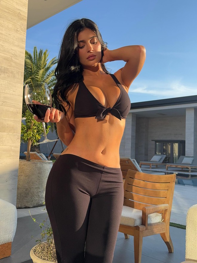 Cô em gái sexy nhất MXH diện đồ bạo đón sinh nhật, bà xã Justin Bieber phải để lại 1 câu- Ảnh 1.