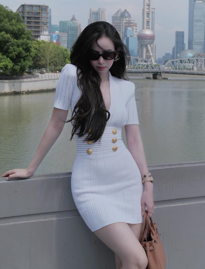 Dâu hào môn Hương Liên mặc đồ 2,5 tỷ dạo phố, riêng đồng hồ giá đủ mua nửa căn hộ- Ảnh 1.