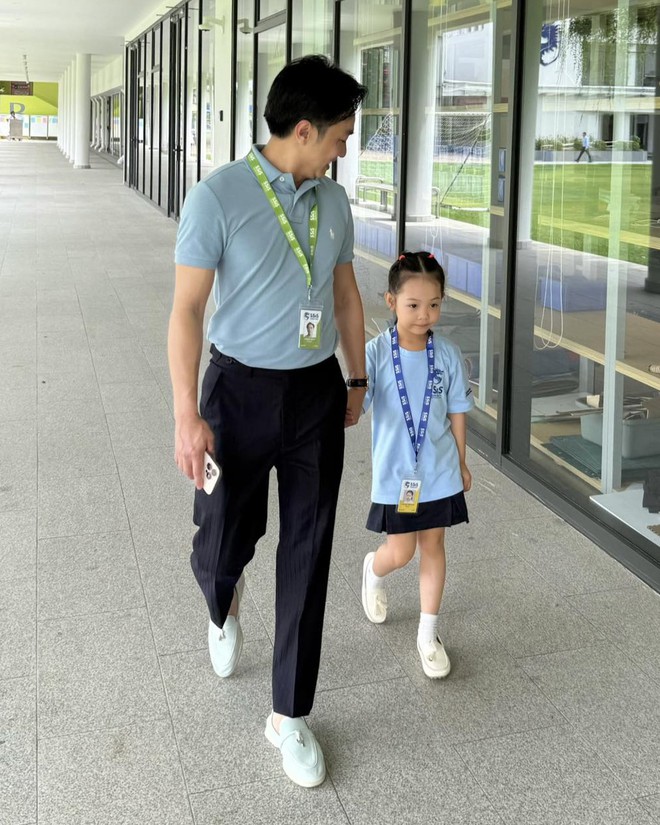 Cường Đô La và vợ đưa con gái đi nhập học, cả nhà cùng mang giày "đồng phục" của giới siêu giàu- Ảnh 4.