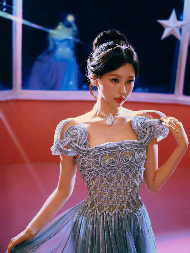 Siêu thảm đỏ hot nhất tối nay: Nhiệt Ba trưng trổ body 