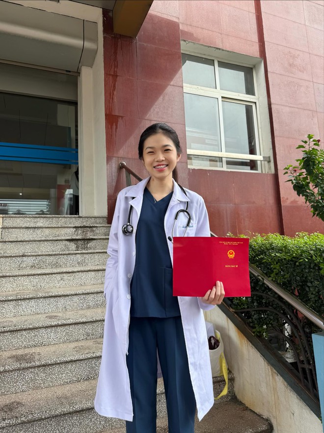 "Chị áo phao đen" khoe bằng bác sĩ Y Khoa, ĐH Y - Dược: Giao diện 1 đằng, trình độ 1 nẻo là đây!- Ảnh 1.