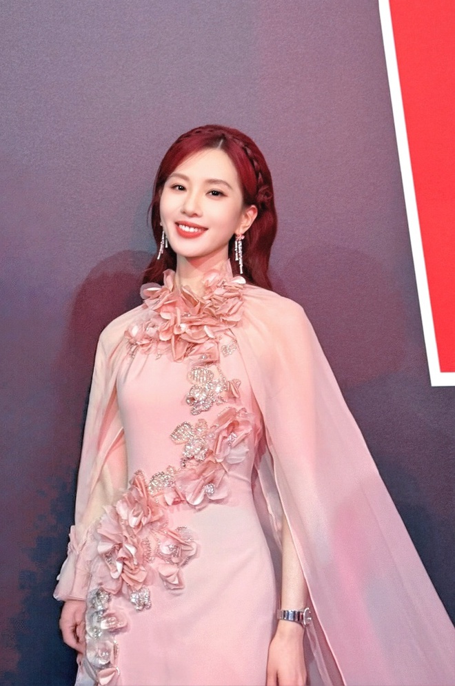 Siêu thảm đỏ hot nhất tối nay: Nhiệt Ba trưng trổ body 
