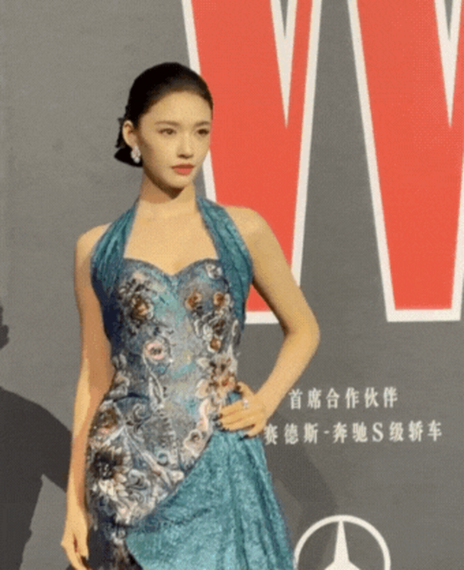 Siêu thảm đỏ hot nhất tối nay: Nhiệt Ba trưng trổ body 