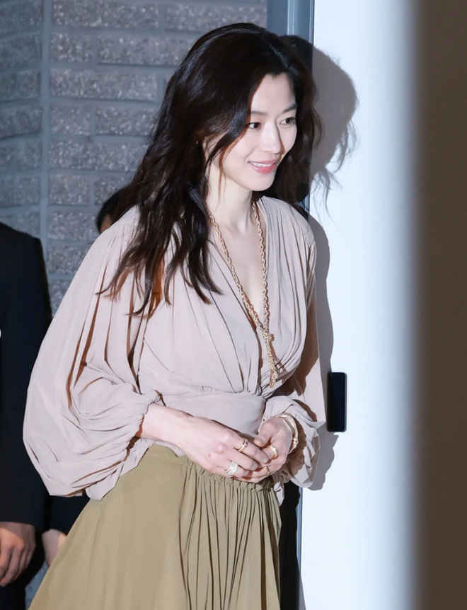 Jeon Ji Hyun "đập đi xây lại", mới mẻ hoàn toàn ở tuổi 44- Ảnh 9.